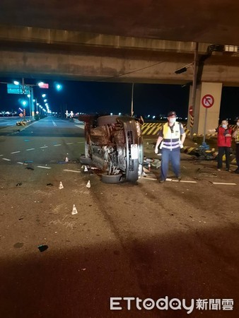 ▲台南北門區台17線與台84線交流道路口處，4月29日發生一件死亡車禍，造自小客車被機車撞翻，女乘客傷重不治，機車騎士重傷送醫仍在救治中。（圖／記者林悅翻攝，下同）