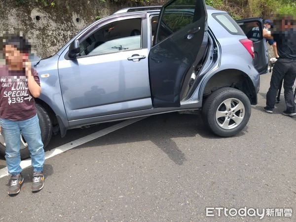 ▲▼休旅車阿里山自撞山壁。(圖/記者翁伊森翻攝) ▲▼休旅車阿里山自撞山壁。(圖/記者翁伊森翻攝)