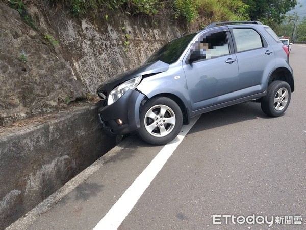 ▲▼休旅車阿里山自撞山壁。(圖/記者翁伊森翻攝) ▲▼休旅車阿里山自撞山壁。(圖/記者翁伊森翻攝)