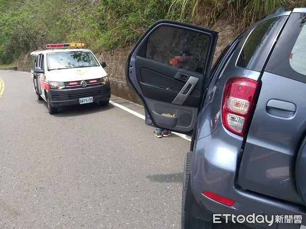 ▲▼休旅車阿里山自撞山壁。(圖/記者翁伊森翻攝) ▲▼休旅車阿里山自撞山壁。(圖/記者翁伊森翻攝)