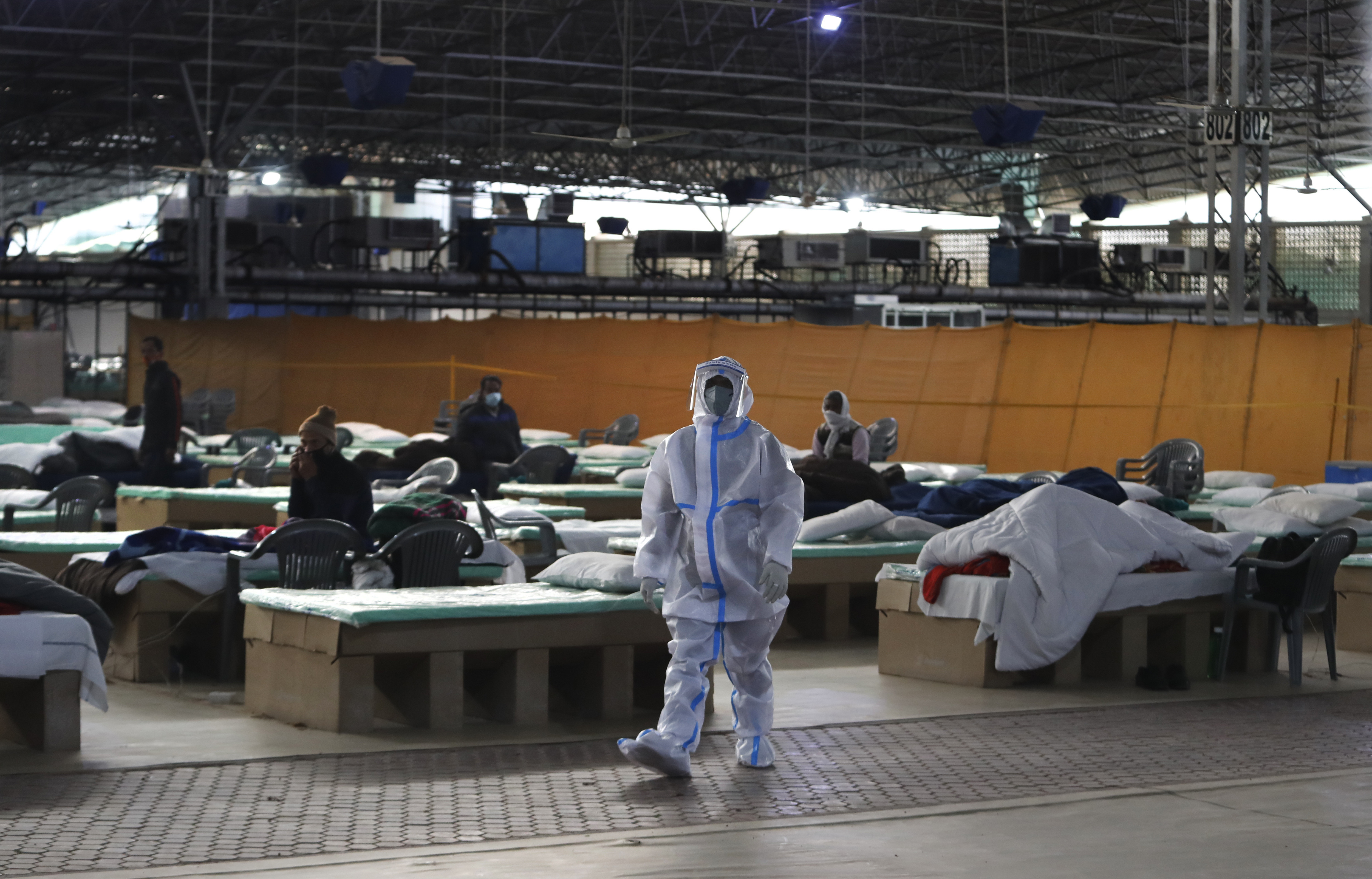 ▲▼印度醫院用厚紙板搭建臨時病床。(圖/達志影像/美聯社) ▲▼印度醫院用厚紙板搭建臨時病床。(圖/達志影像/美聯社)