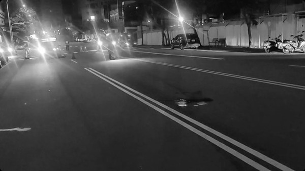 ▲▼台中賓士酒駕撞路人。(圖/記者葉國吏翻攝) ▲▼台中賓士酒駕撞路人。(圖/記者葉國吏翻攝)