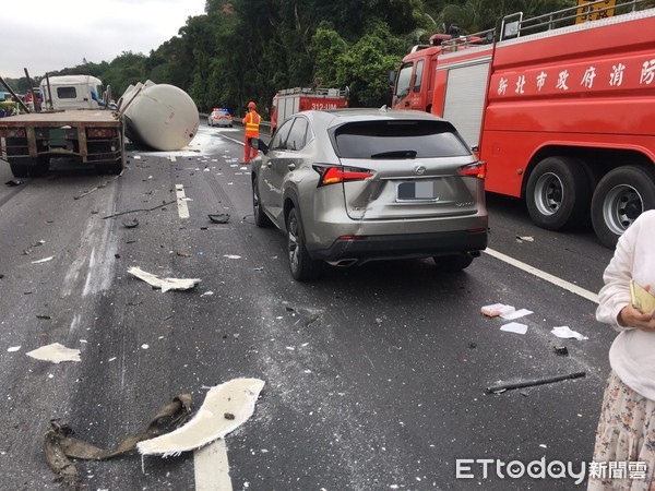 ▲▼國道3號發生5車連環追撞車禍。（圖／記者陳豐德翻攝）