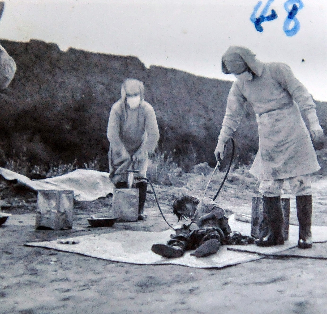 這是翻拍的偽滿洲國民生部保健司派員參加1940年11月吉林省農安縣鼠疫「防疫」活動照片。(圖／新華社港台部提供)