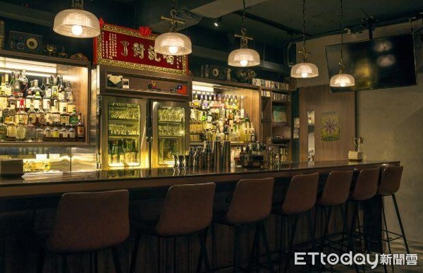▲Aha Saloon由三位台灣調酒冠軍共同創立，以音樂與懷舊風格為酒吧基調（圖／澔岳國際提供）