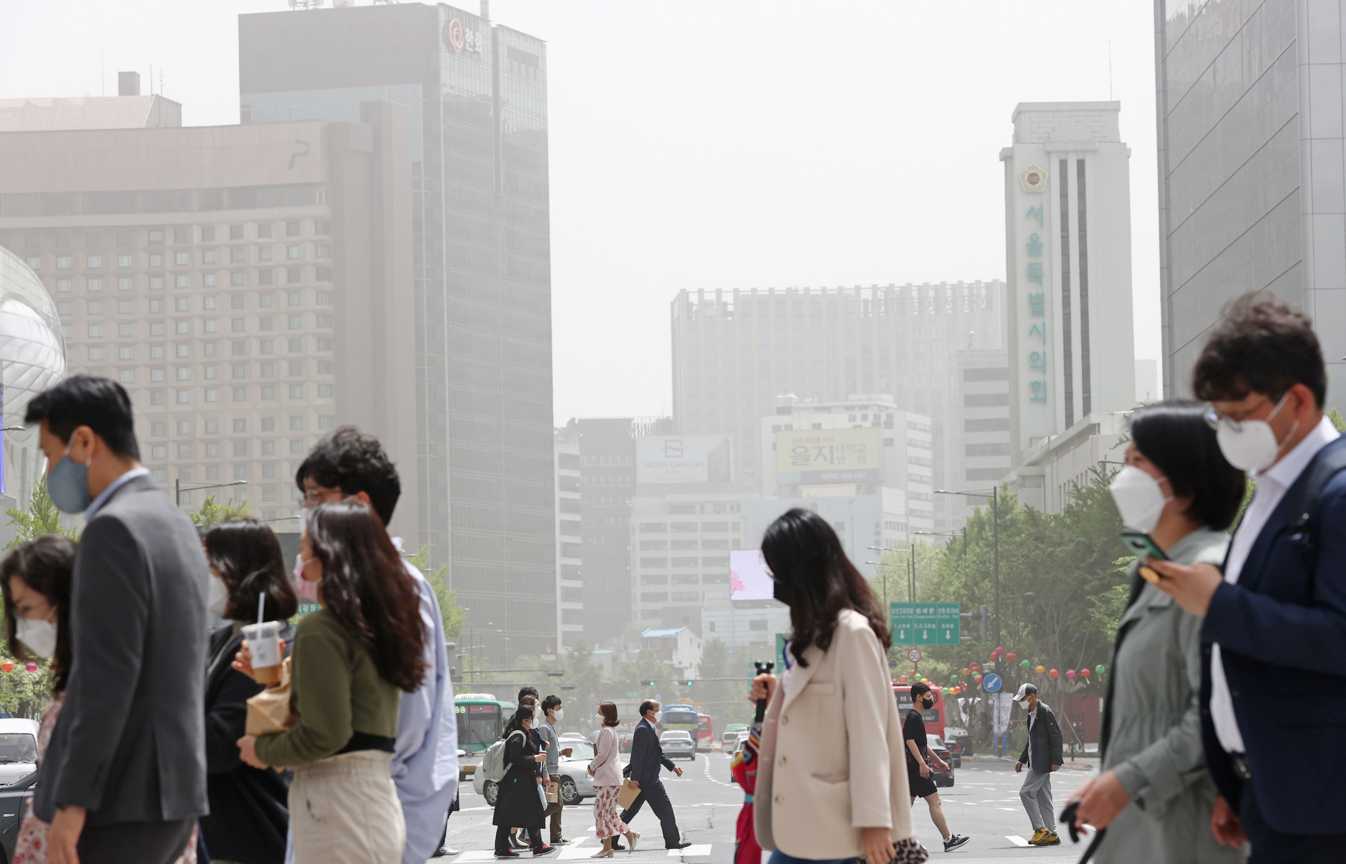 ▲▼南韓首爾7日受到沙塵暴影響，市區瀰漫陣陣灰白黃沙。（圖／達志影像／newscom）