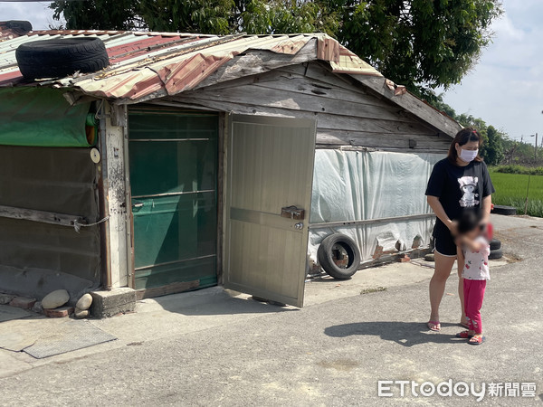 ▲鄭小妹用筆紙畫出簡單的線條，沒有多餘的慾望，可以住進全家人，就是她小小的心願。（圖／記者蔡佩旻翻攝）