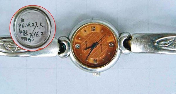 手錶背蓋內寫有維修日期等數字，警方據此查出鐘錶店，最後順利緝凶。（東森新聞提供）