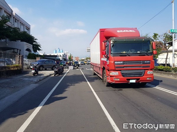 ▲▼屏東和生路一段7日發生連環車禍，造成2死1傷。（圖／記者陳崑福翻攝）