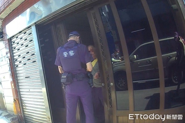 ▲警方破門而入搶救獨居老翁。(圖/桃園警分局提供) ▲警方破門而入搶救獨居老翁。(圖/桃園警分局提供)