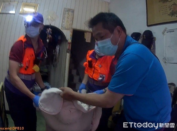 ▲員警和救護人員合力抬出奄奄一息的劉姓老翁。(圖/桃園警分局提供) ▲員警和救護人員合力抬出奄奄一息的劉姓老翁。(圖/桃園警分局提供)