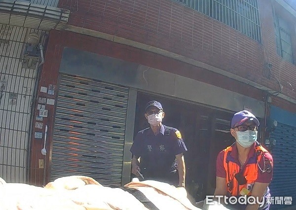 ▲救護人員將老翁迅速送醫救治。(圖/桃園警分局提供) ▲救護人員將老翁迅速送醫救治。(圖/桃園警分局提供)