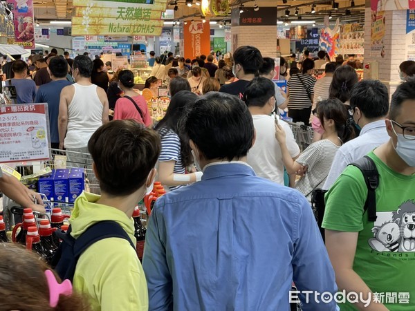 ▲▼台北市大同區家樂福民眾搶購物資。（圖／記者邱中岳攝）