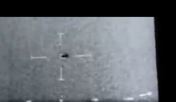 ▲▼清晰影片曝光！美國軍艦拍到球狀UFO海上飛行。（圖／翻攝自twitter「@JeremyCorbell」）