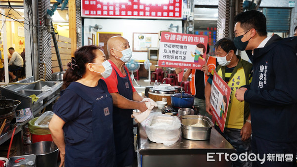 ▲▼高雄經發局稽查夜市、市場是否落實防疫。（圖／記者許宥孺翻攝）