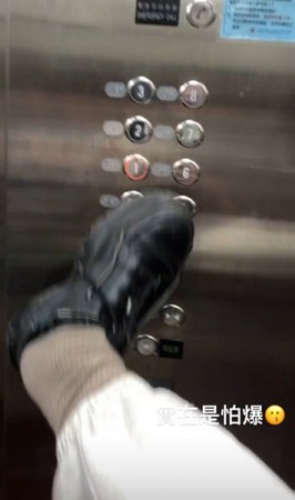 ▲▼防疫竟用腳按電梯。（圖／翻攝自Dcard）