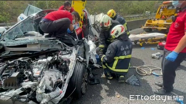 ▲國道三蘭潭隧道口，民車撞擊工程車。（圖／記讀者提供）