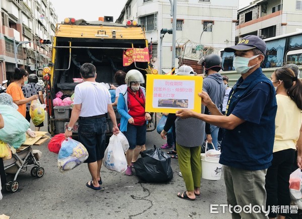 ▲垃圾車清運現場宣導民眾未戴口罩拒收垃圾。（圖／記者許宥孺翻攝）