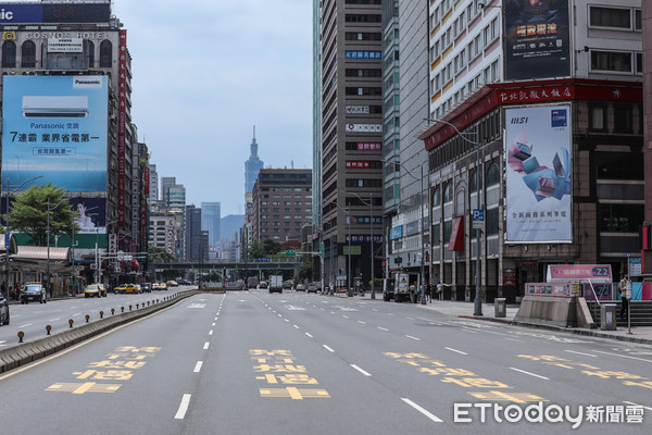 ▲疫情街道空景,新冠肺炎影響，北市進入第三級警戒，民眾展現自律假日減少外出，台北市區人車稀少。（圖／記者林敬旻攝）