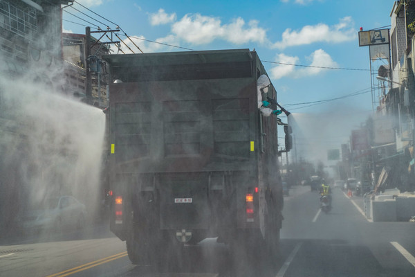 ▲▼化學兵進駐屏東縣潮州鎮消毒。(圖/翻攝自Facebook/潘孟安) ▲▼化學兵進駐屏東縣潮州鎮消毒。(圖/翻攝自Facebook/潘孟安)