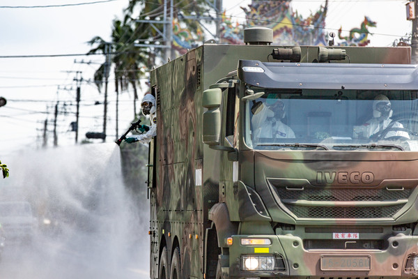 ▲▼化學兵進駐屏東縣潮州鎮消毒。(圖/翻攝自Facebook/潘孟安) ▲▼化學兵進駐屏東縣潮州鎮消毒。(圖/翻攝自Facebook/潘孟安)