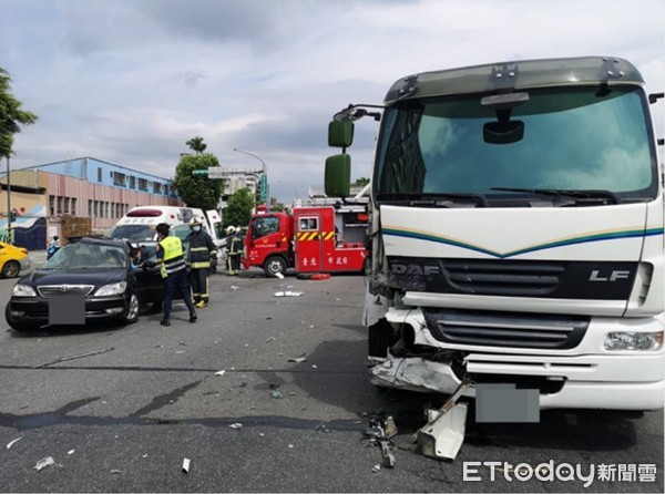 ▲北市嚴重車禍,一名女子當場失去生命跡象。(圖/記者黃彥傑攝) ▲北市嚴重車禍,一名女子當場失去生命跡象。(圖/記者黃彥傑攝)