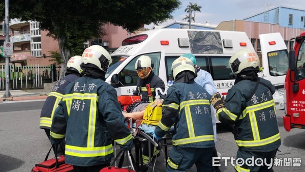 ▲北市嚴重車禍,一名女子當場失去生命跡象。(圖/記者黃彥傑攝) ▲北市嚴重車禍,一名女子當場失去生命跡象。(圖/記者黃彥傑攝)