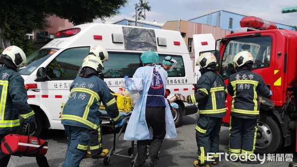 ▲北市嚴重車禍,一名女子當場失去生命跡象。(圖/記者黃彥傑攝) ▲北市嚴重車禍,一名女子當場失去生命跡象。(圖/記者黃彥傑攝)