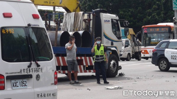 ▲北市嚴重車禍,一名女子當場失去生命跡象。(圖/記者黃彥傑攝) ▲北市嚴重車禍,一名女子當場失去生命跡象。(圖/記者黃彥傑攝)