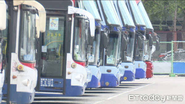▲因為新冠肺炎疫情影響,旅遊業蕭條,遊覽車停滿停車場▼ 。(圖/記者張凱喨攝) ▲因為新冠肺炎疫情影響,旅遊業蕭條,遊覽車停滿停車場。(圖/記者張凱喨攝)