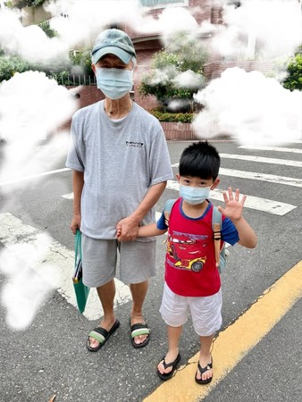 ▲蕭彤雯擔憂家中年邁的老人染疫。(圖/翻攝自臉書/蕭彤雯) ▲蕭彤雯擔憂家中年邁的老人染疫。(圖/翻攝自臉書/蕭彤雯)