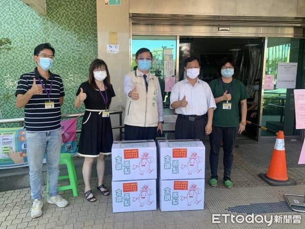 ▲民政局長姜淋煌親自到仁德區、歸仁區、關廟區等區公所,代表黃偉哲市長慰問區公所人員於疫情期間的辛勞努力。(圖/記者林悅翻攝,下同) ▲民政局長姜淋煌親自到仁德區、歸仁區、關廟區等區公所,代表黃偉哲市長慰問區公所人員於疫情期間的辛勞努力。(圖/記者林悅翻攝,下同)