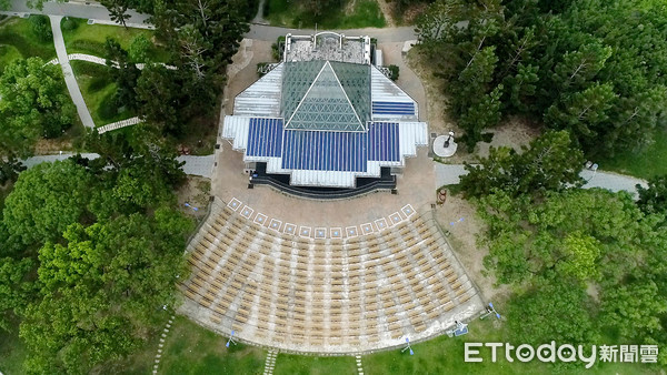 ▲無人的大安森林公園,無人的觀眾席,沒有兒童的遊戲區,空無一人的球場。（圖／記者謝婷婷攝）