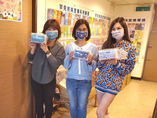 ▲▼擁有破10萬粉絲的格格,也曾在臉書上貼出揮筆創作的照片。(圖/翻攝自臉書) ▲▼擁有破10萬粉絲的格格,也曾在臉書上貼出揮筆創作的照片。(圖/翻攝自臉書)