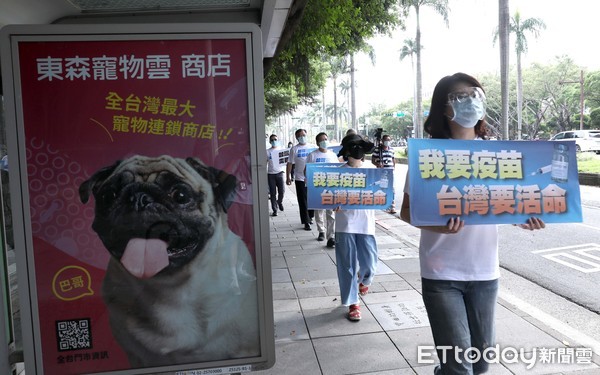 ▲▼國民黨團立委前往總統府進行「我要疫苗,台灣要活命!」活動 立法院 國民黨立委。(圖/記者屠惠剛攝) ▲▼國民黨團立委前往總統府進行「我要疫苗,台灣要活命!」活動 立法院 國民黨立委。(圖/記者屠惠剛攝)