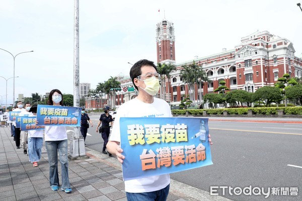 ▲▼國民黨團立委前往總統府進行「我要疫苗,台灣要活命!」活動 立法院 國民黨立委。(圖/記者屠惠剛攝) ▲▼國民黨團立委前往總統府進行「我要疫苗,台灣要活命!」活動 立法院 國民黨立委。(圖/記者屠惠剛攝)