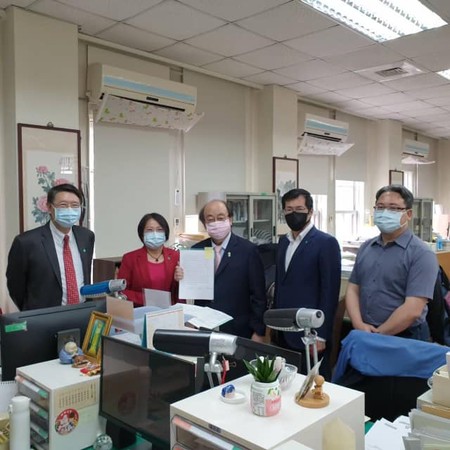 ▲▼民進黨團總召柯建銘等人拜會立法院長游錫堃,並向立法院議事處提案召開臨時會。(圖/取自柯建銘臉書) ▲▼民進黨團總召柯建銘等人拜會立法院長游錫堃,並向立法院議事處提案召開臨時會。(圖/取自柯建銘臉書)