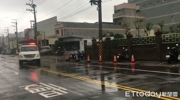 ▲救護車駛離廠區 。(圖/記者鄧木卿攝) ▲救護車駛離廠區 。(圖/記者鄧木卿攝)