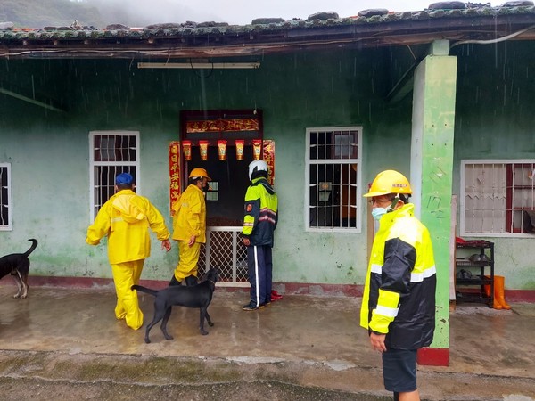 ▲高雄市土石流警戒訊息撤離居民。(圖/翻攝高雄一百臉書) ▲高雄市土石流警戒訊息撤離居民。(圖/翻攝高雄一百臉書)