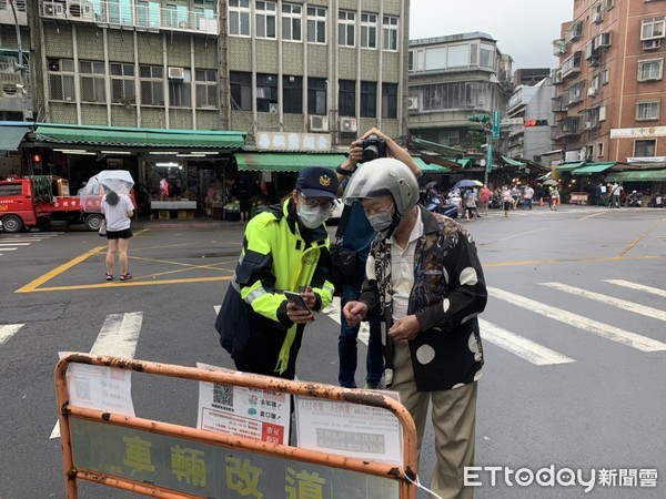 ▲信義警方管制轄區傳統市場人車、並要求民眾執行實聯制足跡管控 。(圖/記者張君豪翻攝) ▲信義警方管制轄區傳統市場人車、並要求民眾執行實聯制足跡管控 。(圖/記者張君豪翻攝)
