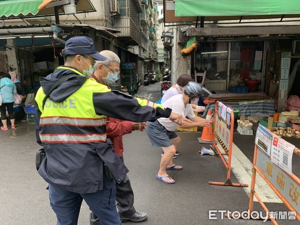 ▲信義警方管制轄區傳統市場人車、並要求民眾執行實聯制足跡管控 。(圖/記者張君豪翻攝) ▲信義警方管制轄區傳統市場人車、並要求民眾執行實聯制足跡管控 。(圖/記者張君豪翻攝)