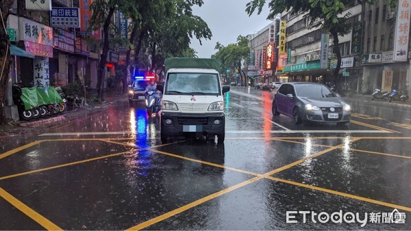 ▲高雄男酒駕醉倒路邊狂睡，也沒忘了要把口罩戴好             。（圖／記者吳奕靖翻攝）