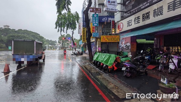 ▲高雄男酒駕醉倒路邊狂睡，也沒忘了要把口罩戴好             。（圖／記者吳奕靖翻攝）