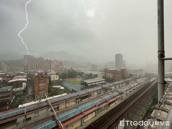 ▲▼午後打雷下大雨,閃電             。（圖／記者謝盛帆攝）