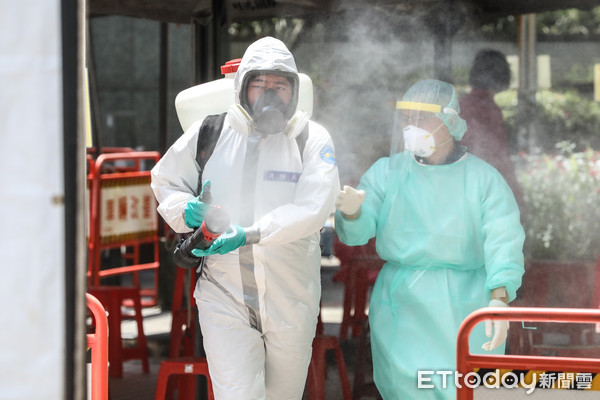 ▲壹電視員工新冠肺炎確診亡,全公司將進行快篩,化學兵於快篩站消毒。(圖/記者林敬旻攝) ▲壹電視員工新冠肺炎確診亡,全公司將進行快篩,化學兵於快篩站消毒。(圖/記者林敬旻攝)