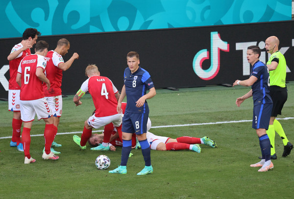 ▲▼ 歐國盃 丹麥20歲的中場大將埃里克森（Christian Eriksen）昏倒 。（圖／路透）