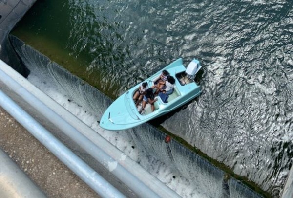 ▲▼4女租船遊湖漂流至水壩邊「險些跌下」　驚心動魄場面嚇壞圍觀群眾。（圖／翻攝自ATCEMS）