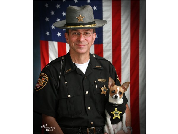▲▼警長麥克利蘭與世界最小警犬明吉同天離世。（圖／翻攝自Geauga County Sheriff臉書）