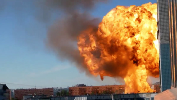 ▲▼俄羅斯新西伯利亞一處加油站發生大爆炸。（圖／翻攝自YouTube／Çanakkale）