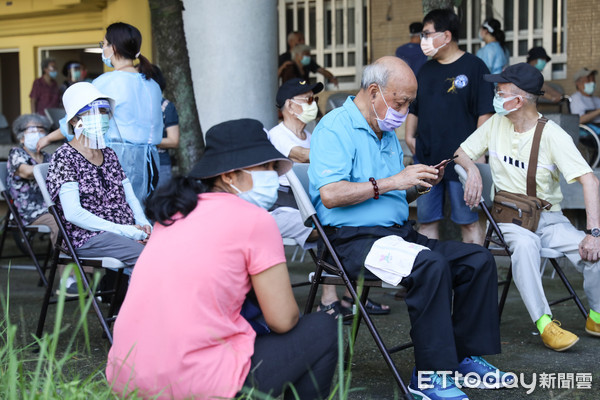 ▲台北市85歲以上長者排隊施打日本捐贈新冠肺炎AZ疫苗。（圖／記者林敬旻攝）